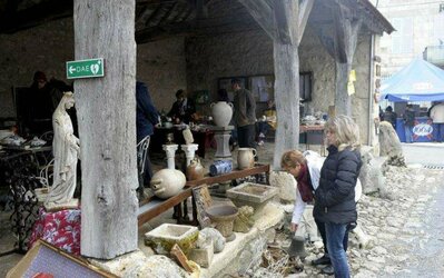 La Brocante de Charroux       Dernier dimanche d'Avril